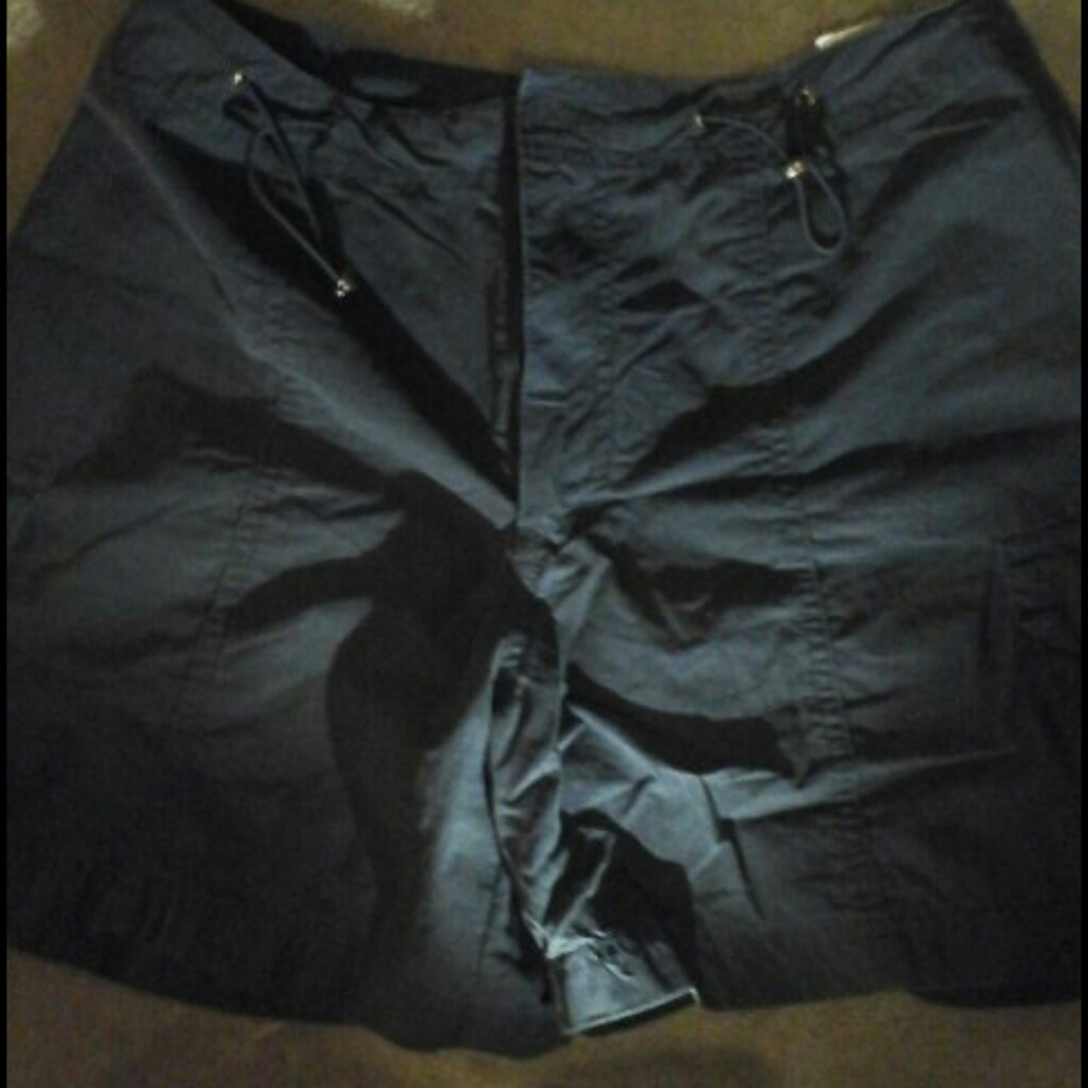 Gloria Vanderbilt  women's navy shorts.
